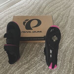 Pearl Izumi Spin/Biking Shoes.  New
